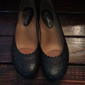 NWT Earthies perforated black shoe.